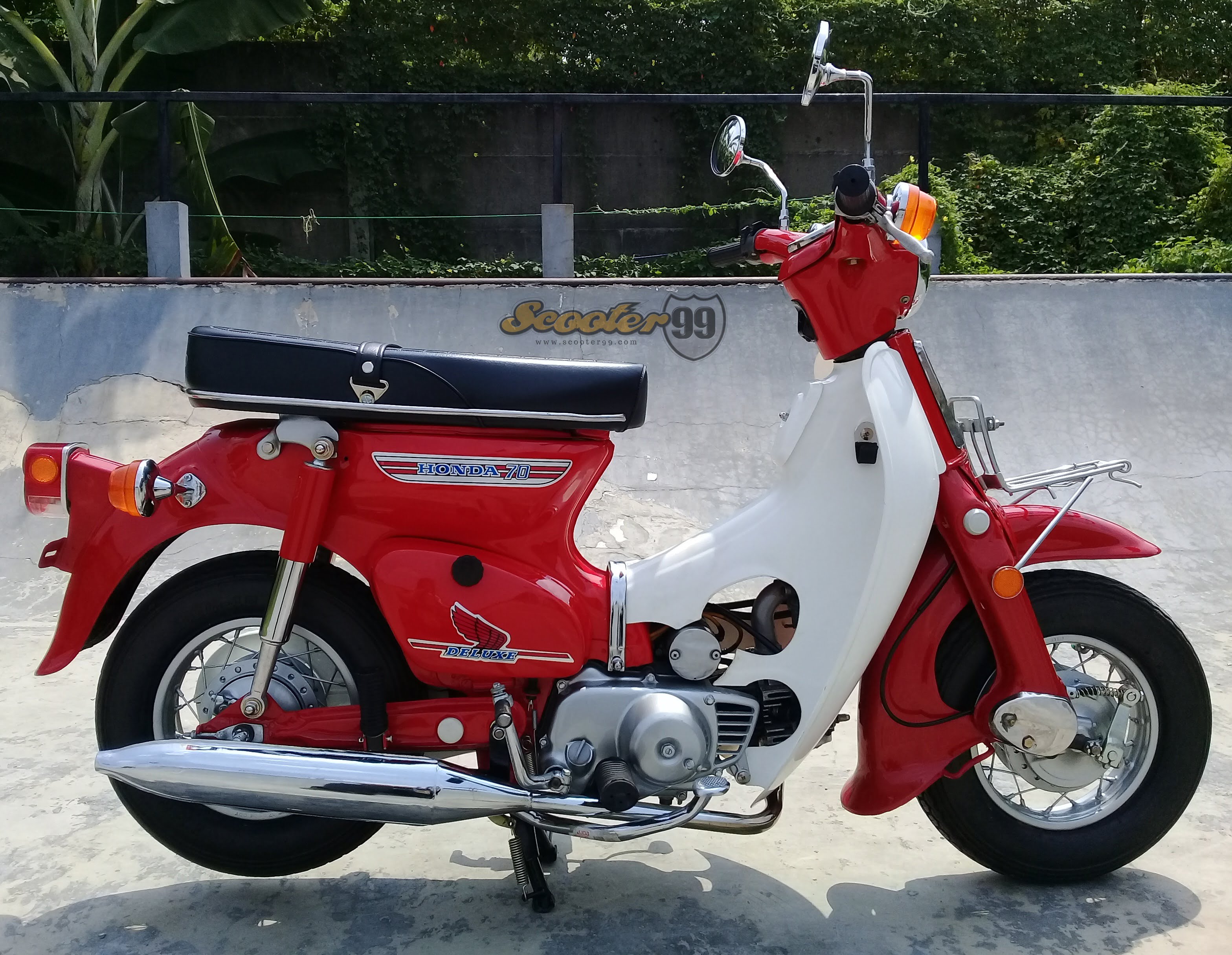 Front view Honda C70 Deluxe Mini Bike Classic Red